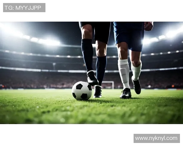 绿茵场上追逐梦想的球星背影展现激情与力量 绿茵场上追逐梦想的球星背影展现激情与力量