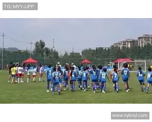 足球比赛场上球星纷飞 每个赛季都有新篇章的传奇演绎